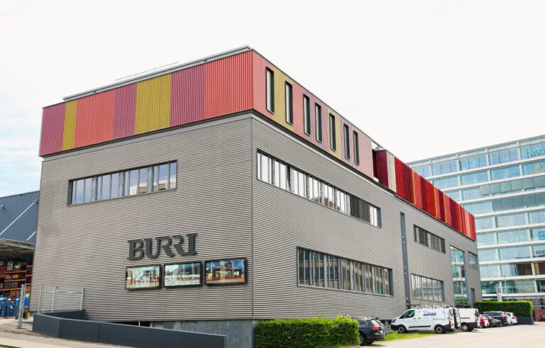 halle von burri ragt höher in den himmel