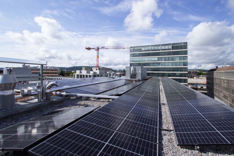 halle von burri ragt höher in den himmel